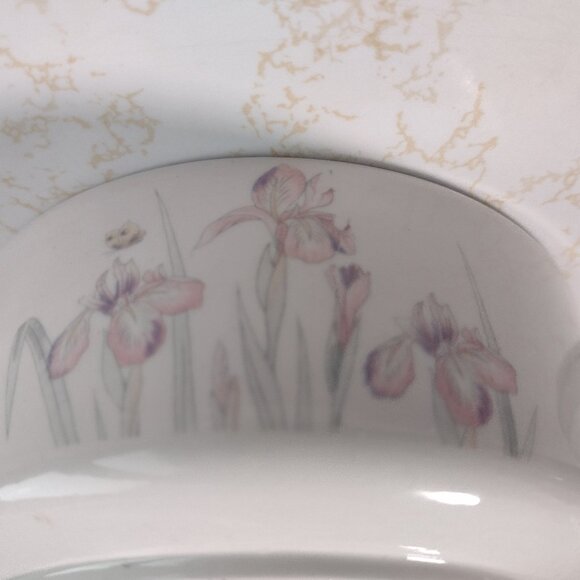 NWOT Lovely bowl with lid, pastel lillies and butterfly on top and sides - Picture 11 of 15